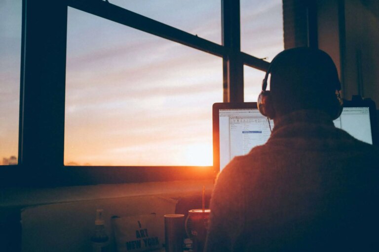 5 Practical Remote Business Tips for Full-Time Travelers